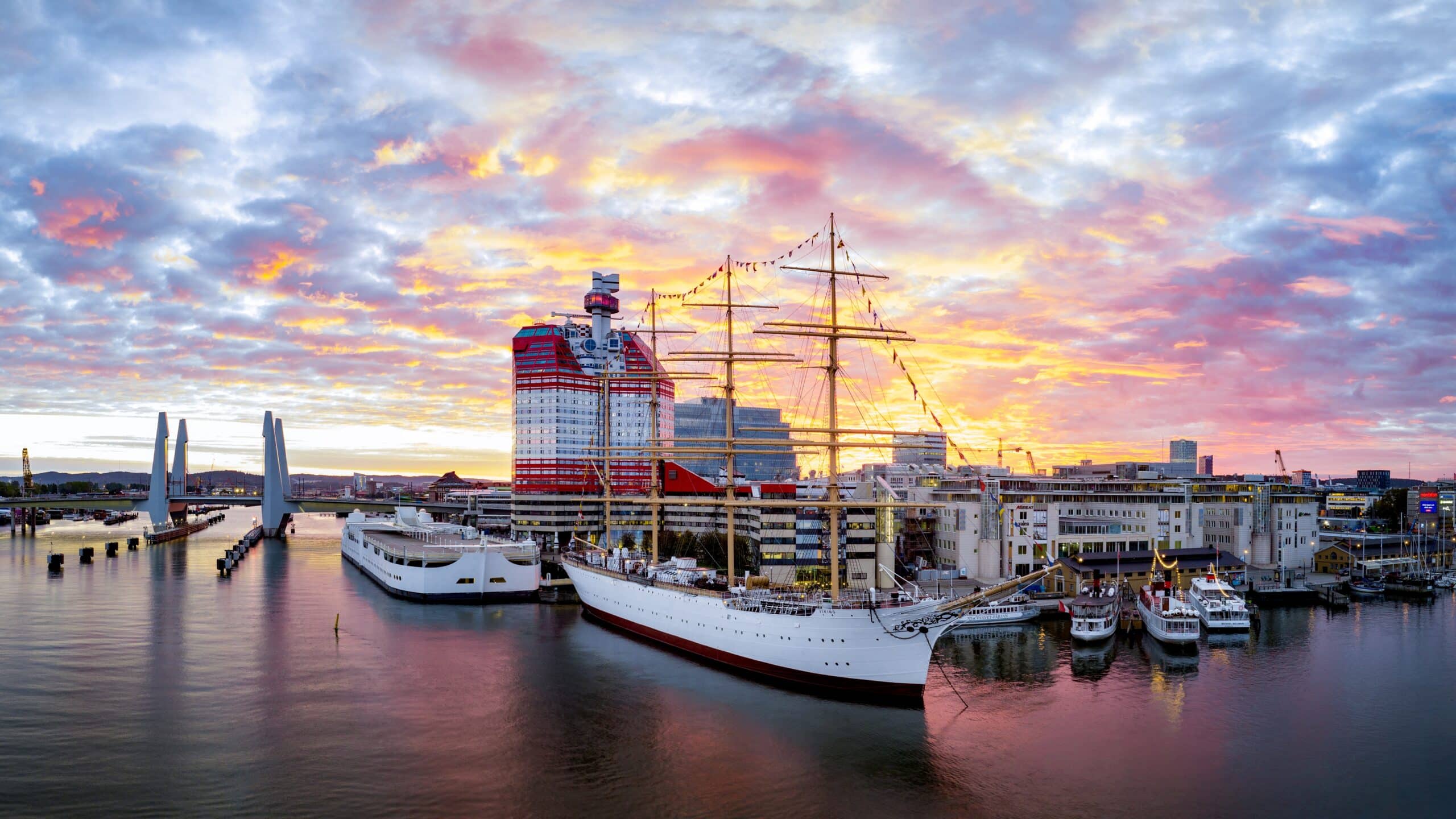 Utsikt över Göteborgs hamnen mot Lindholmen och Hissingen.