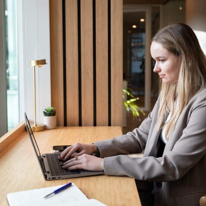 Bild på en kvinnlig arbetsgivare som läser grunderna av bakgrundskontroller vid anställning.